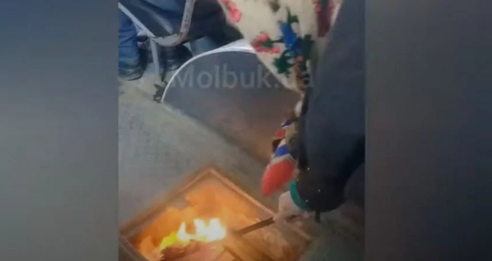 В Черновцах водитель троллейбуса зажгла в салоне факел, чтобы отогреть транспорт: видео