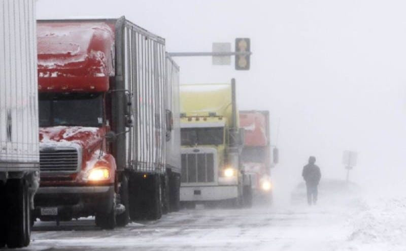 Погіршення погоди: до Києва тимчасово обмежили в’їзд великогабаритного транспорту
