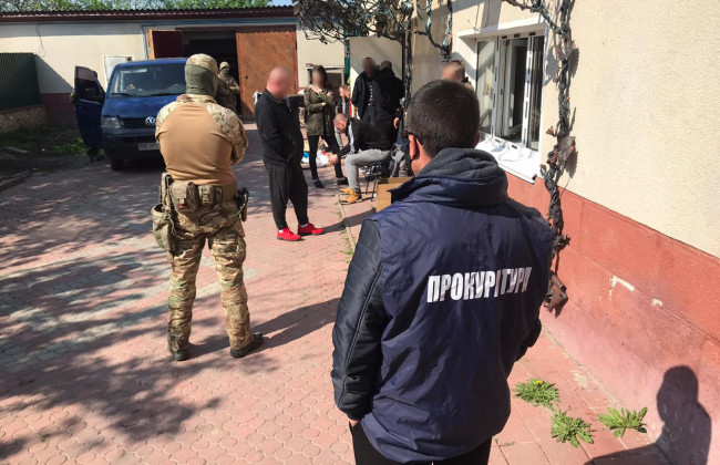 Організували центри для нарко- та алкозалежних, де катували людей: судитимуть 22 особи