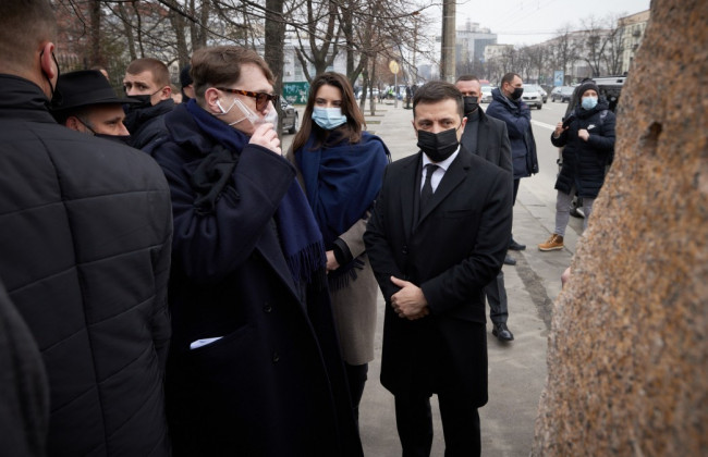 Зеленский встретился со скандальным российским режиссером на выставке о Холокосте