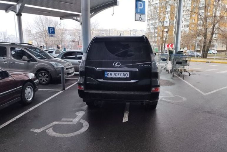 Киевлян поразил «герой парковки» на Lexus, фото
