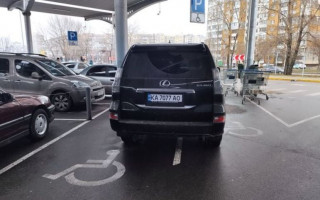 Киевлян поразил «герой парковки» на Lexus, фото