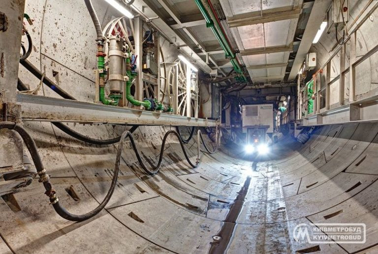 Будівництво метро на Виноградар: збудували вже половину правого тунелю