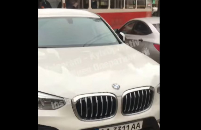 В Киеве «герой парковки» на BMW заблокировал движение трамваев, видео