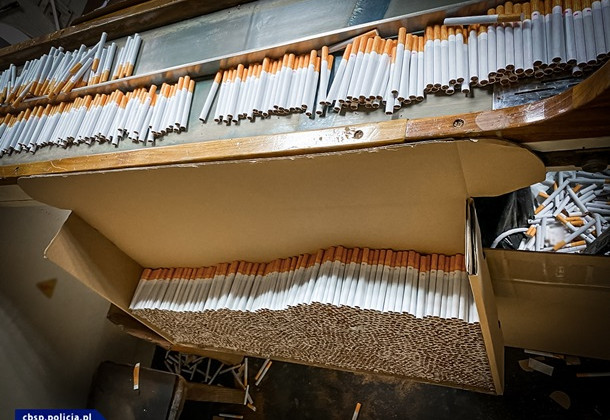 В Польше задержали пять украинцев на подпольной табачной фабрике