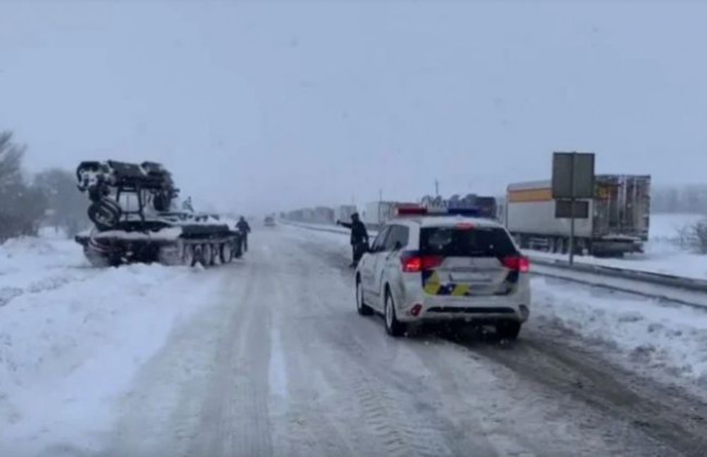 Снежный коллапс: на трассу Киев-Одесса выехали инженерные танки, видео