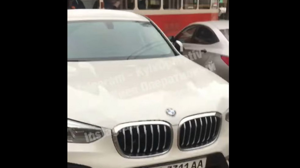 В Киеве «герой парковки» на BMW заблокировал движение трамваев, видео