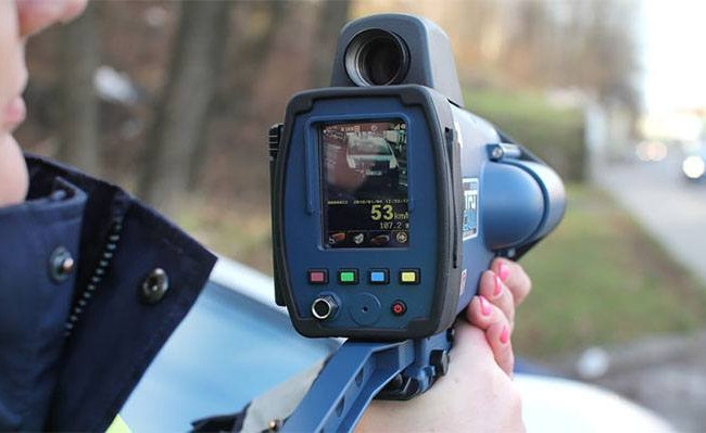 Измерение скорости автомобиля: в полиции опровергли запрет использования TruCam копами «с рук»