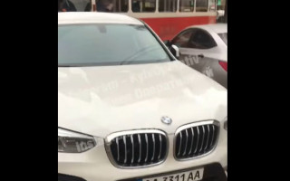 В Киеве «герой парковки» на BMW заблокировал движение трамваев, видео