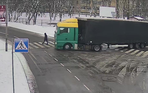 В Киеве грузовик на переходе сбил женщину, видео 18+
