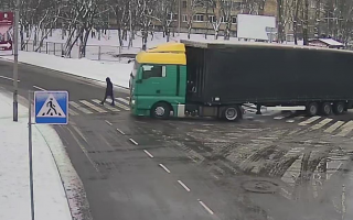 В Киеве грузовик на переходе сбил женщину, видео 18+