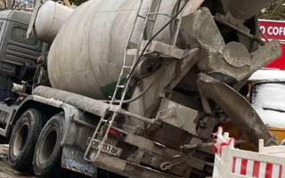 В Киеве под асфальт «ушла» бетономешалка: фото