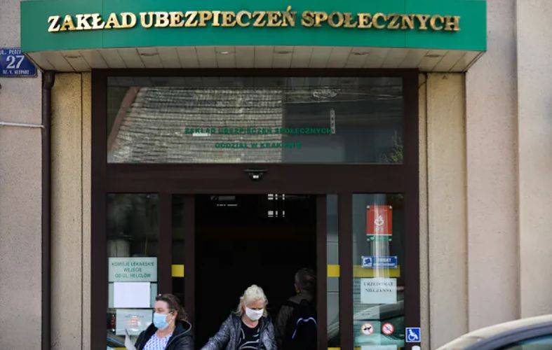 Пенсия украинцам в Польше: заробитчан могут лишить денег
