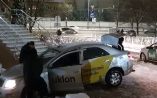 В погоне за клиентом: в Киеве на ступеньках застрял автомобиль такси, видео