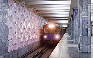 В Харькове пассажир упал на рельсы метро, видео