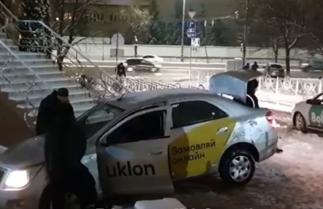 В погоне за клиентом: в Киеве на ступеньках застрял автомобиль такси, видео