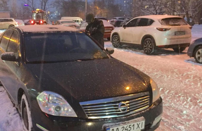 В Киеве афроамериканец бросался на людей с металлической трубой, фото