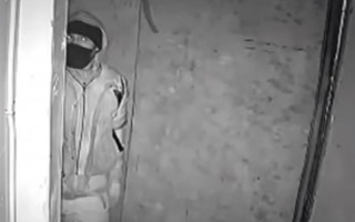 В Киеве орудует дерзкий вор: проникает в подвалы, видео