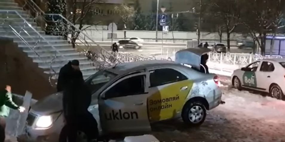 В погоне за клиентом: в Киеве на ступеньках застрял автомобиль такси, видео