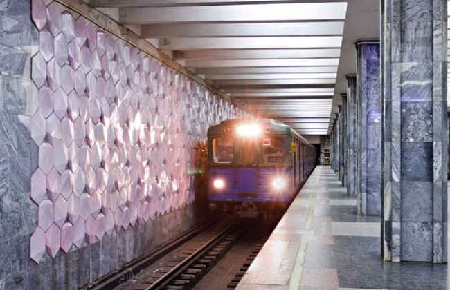 В Харькове пассажир упал на рельсы метро, видео