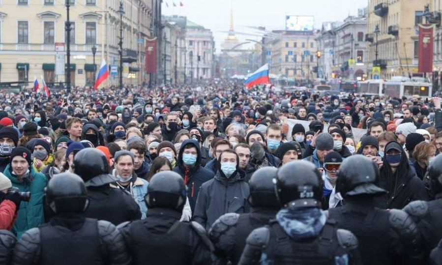 Призывали выходить на митинг: в России две женщины попали под суд