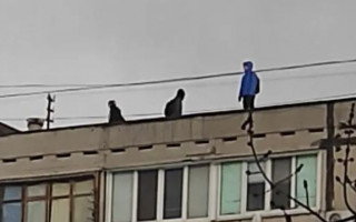 В Киеве дети устроили опасные игры на крыше, фото