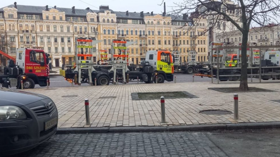 В Киеве эвакуаторы стали «героями парковки», фото