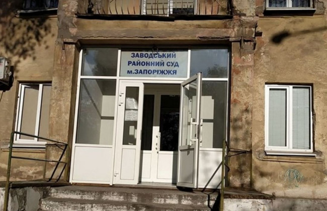 Истец привела активистов, чтобы они «повлияли» на суд