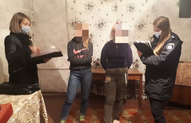 Под Киевом подростки устроили «вечеринку» на кладбище: играли в карты и слушали музыку