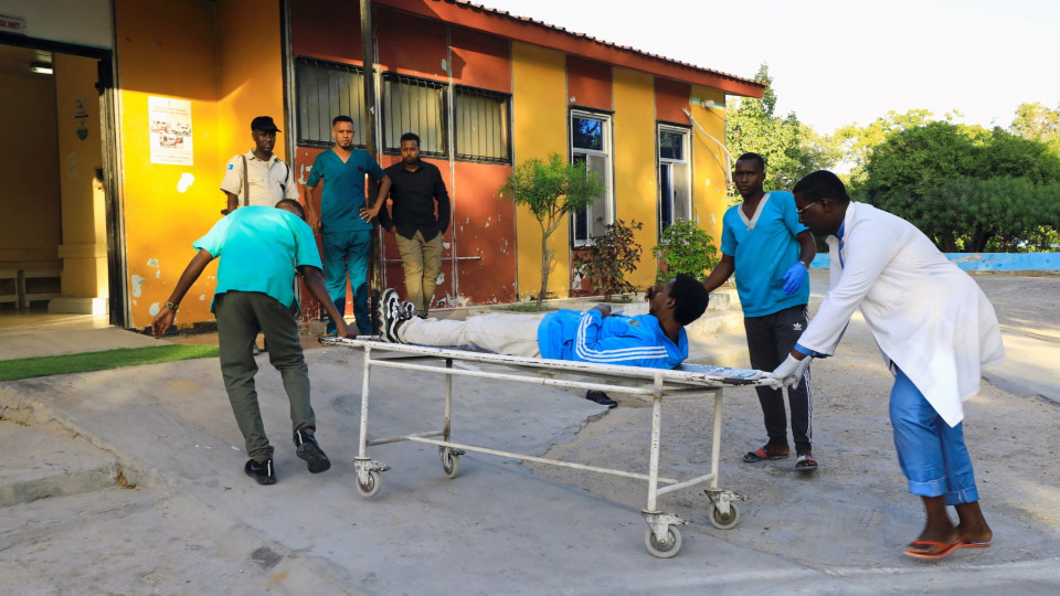 Девять человек погибли в результате нападения на отель в столице Сомали