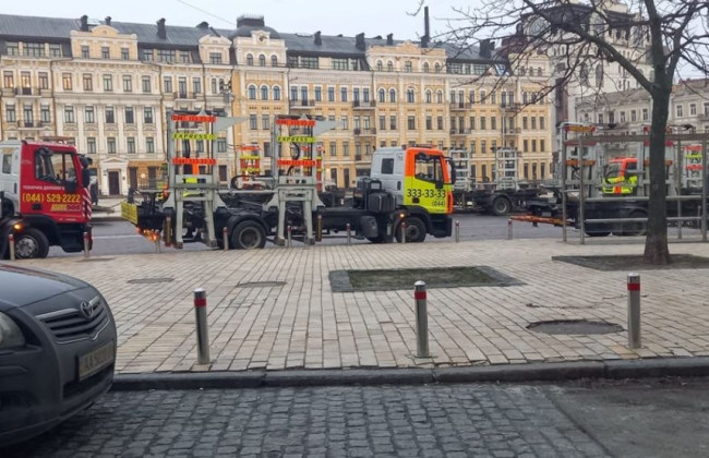 В Киеве эвакуаторы стали «героями парковки», фото