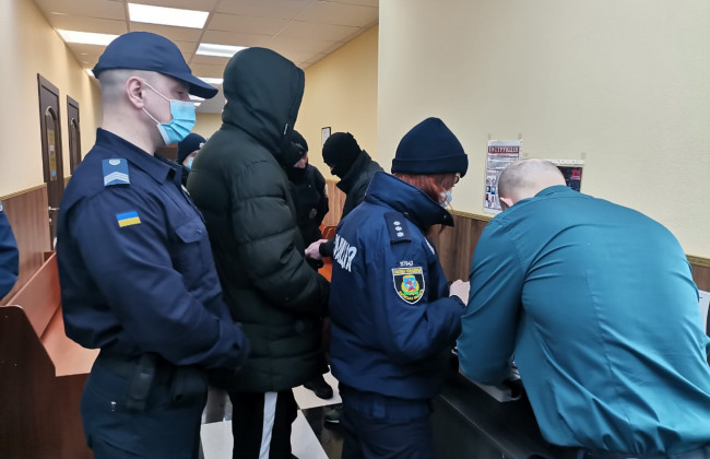 Судові охоронці Київщини виявили у відвідувача суду порошкоподібну речовину, схожу на наркотичну