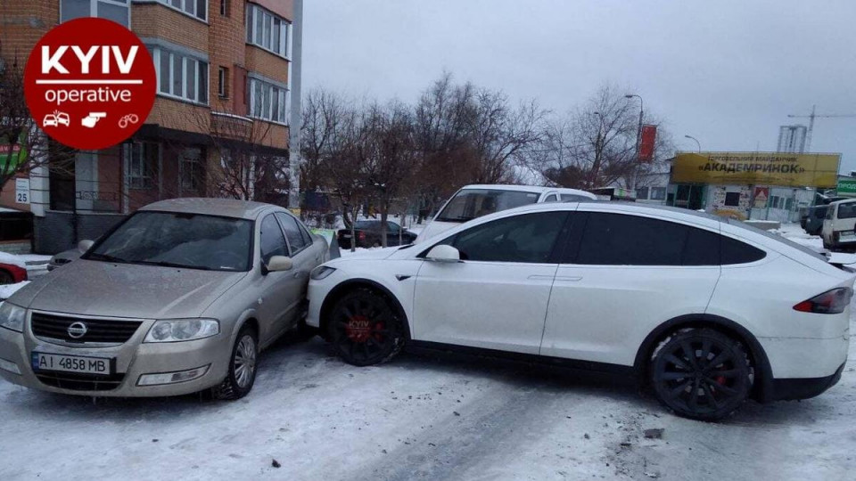 В Киеве Tesla без водителя  устроил ДТП, фото
