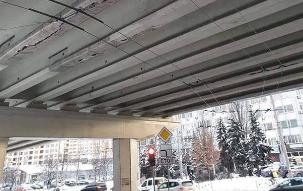 В Киеве треснул мост, который ремонтировали 4 года назад
