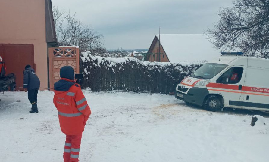 Под Киевом спасали машину скорой помощи, которая застряла в снегу
