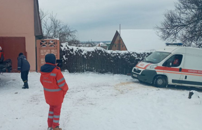 Под Киевом спасали машину скорой помощи, которая застряла в снегу