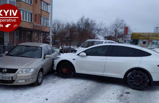 В Киеве Tesla без водителя  устроил ДТП, фото