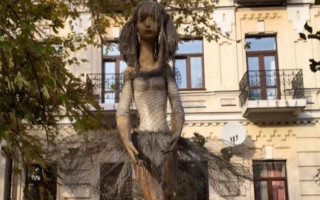 В Киеве вандалы разбили скульптуру балерины, которой было уже 11 лет
