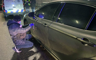 В одном из районов Киева обстреляли авто