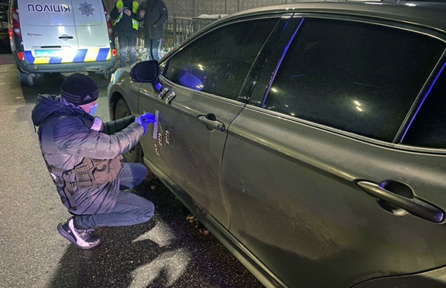 В одном из районов Киева обстреляли авто