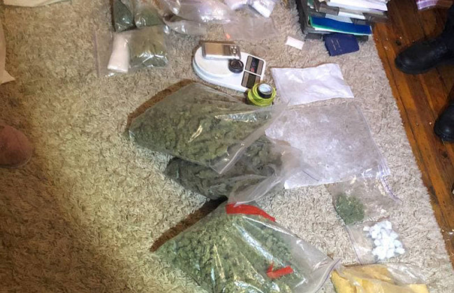 У Києві правоохоронці виявили в чоловіка близько 5 кг метадону та канабісу, фото