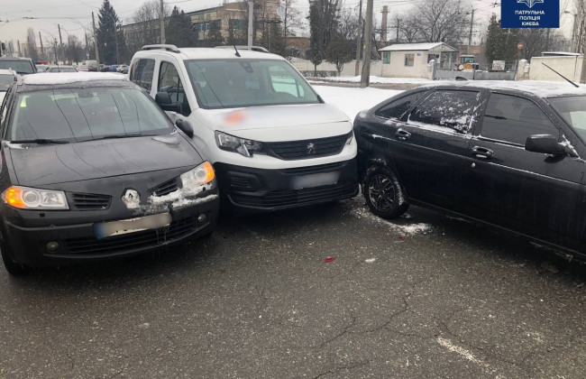 Водителю стало плохо: в Соломенском районе Киева произошло тройное ДТП