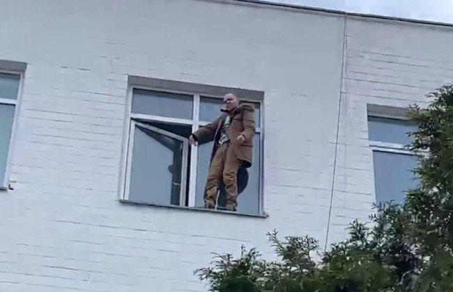 Мужчина, которого задержали возле канала «НАШ», угрожает самоубийством: видео