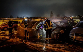 ЧП в спальном районе Киева: во дворе загорелись автомобили