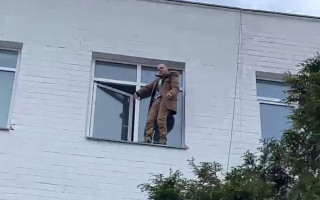 Мужчина, которого задержали возле канала «НАШ», угрожает самоубийством: видео