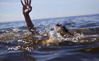 В Киеве копы спасли провалившегося под лед мужчину