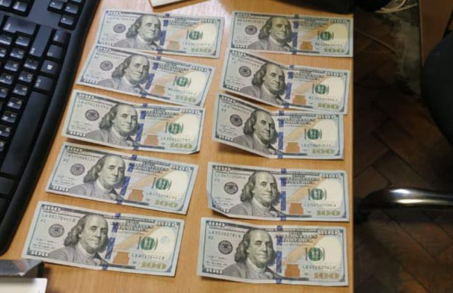 У Києві на хабарі погорів державний виконавець, фото