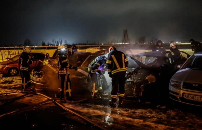 ЧП в спальном районе Киева: во дворе загорелись автомобили