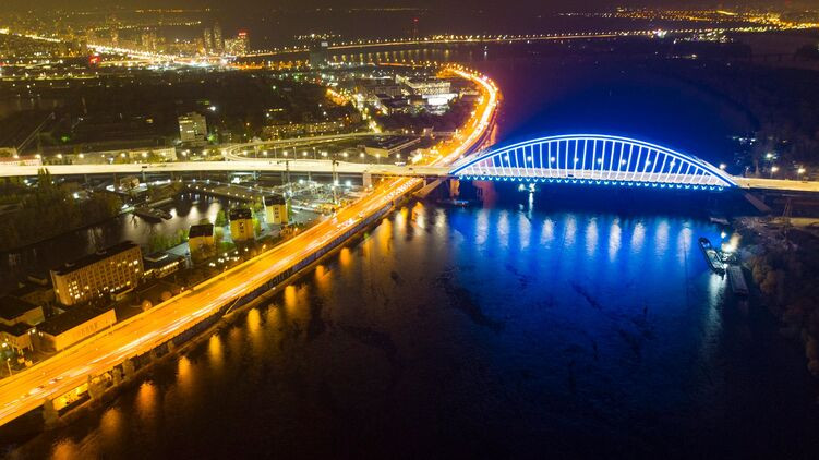 В Киеве временно отключат освещение на Подольском мостовом переходе