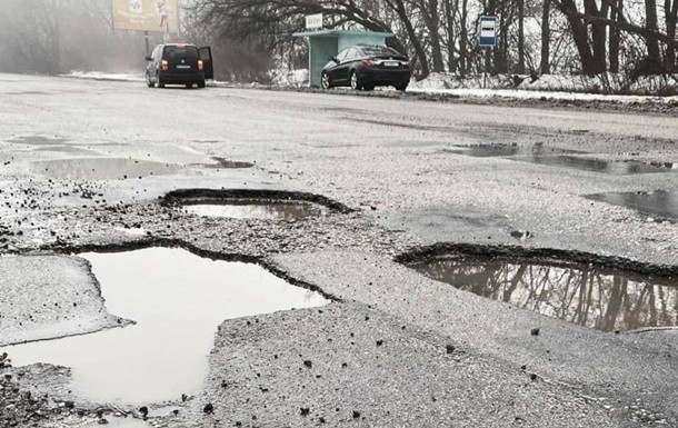 В Украине из-за снегопадов на одной из трасс сошел асфальт, фото